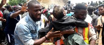 Un estudiante es rescatado de los escombros de un edificio de dos plantas derrumbado en Jos, Nigeria.