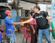 Pedro Granja, vestido con un chaleco antibalas, durante la campaña electoral.