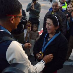 Daniel Pintado coloca la medalla de oro a su madre