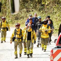 Los fuertes vientos y la sequedad del terreno dificultan las labores de extinción de los incendios.