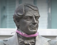 Esculturas de Guayaquil amanecieron con un collar rosa como parte de una campaña de rechazo al impuesto