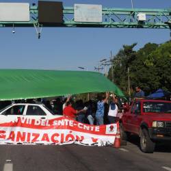 Maestros de la Coordinadora Nacional de Trabajadores de la Educación (CNTE) bloquean este martes las principales carreteras del municipio de Tapachula, en Chiapas (México). EFE/ Juan Manuel Blanco