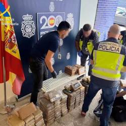 Agentes revisan los paquetes de cocaína.