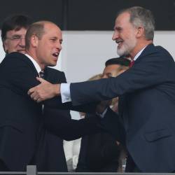 El príncipe William y el Rey Felipe saludando antes de que inicie el partido final de la Eurocopa 2024.