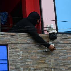 Imagen de un funcionario retirando un circuito de cámaras en una vivienda del Guasmo Sur de Guayaquil, presuntamente perteneciente a un grupo terrorista.
