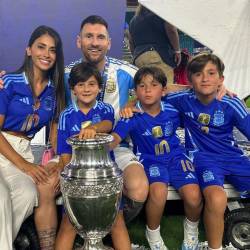 Antonela junto a sus hijos y Messi tras la victoria de la selección argentina.