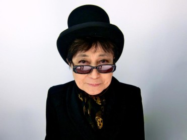 Yoko Ono pide el fin de la caza de delfines en Japón