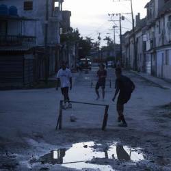 Varios jóvenes que juegan fútbol durante un apagón, en el municipio Cerro, en La Habana (Cuba).