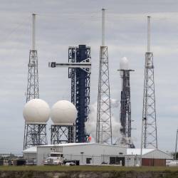 El lanzamiento espacial Delta 45 GSAT-20 sobre un SpaceX Falcon 9 está acoplado en el complejo de lanzamiento espacial 40 en Florida.