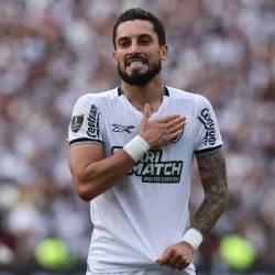 Alex Telles celebra su gol contra Atlético Mineiro por la final de la Copa Libertadores