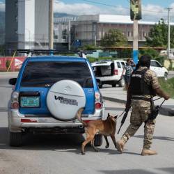 Fotografía de archivo en donde se observan militares mientras requisan un vehículo cerca al Aeropuerto Internacional Toussaint Louverture, en Puerto Príncipe (Haití).