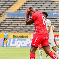 Gabriel Cortez se toma su cabeza, después de fallar una acción de gol ante Orense