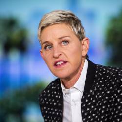 Ellen DeGeneres es una famosa comediante, actriz y presentadora de televisión estadounidense. Conocida por su programa de entrevistas The Ellen DeGeneres Show, se destacó por su humor, entrevistas divertidas y su apoyo a la comunidad LGBTQ+. Su carrera ha sido marcada por numerosos premios y reconocimientos en la industria del entretenimiento.