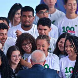 Fotografía de archivo del pasado 12 de marzo del presidente brasileño, Luiz Inácio Lula da Silva, mientras saluda a un grupo de estudiantes de colegio durante un acto oficial en el Palacio Planalto en Brasilia.