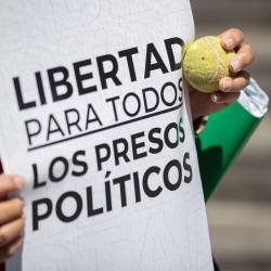 Fotografía de archivo en donde se ve a un hombre que sostiene un cartel en Caracas (Venezuela).