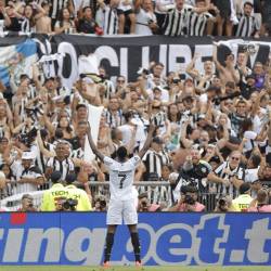 Luiz Henrique de Botafogo celebra su gol en la final de la Copa Libertadores.