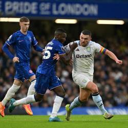 Moisés Caicedo fue titular con el Chelsea ante el Aston Villa por la fecha 13 de la Premier League