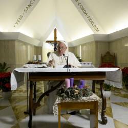 El papa Francisco preside este domingo el rezo del Ángelus dominical desde la capilla de su residencia vaticana, y no desde la ventana del Palacio Apostólico, para sanar un resfriado y como precaución antes de la Navidad.