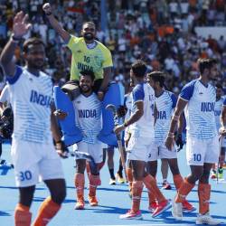 El equipo de la India celebra la victoria ante España en el partido masculino de hockey por el bronce.