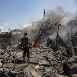 Palestinos inspeccionan la escena después de una incursión israelí contra las tiendas de campaña de los desplazados en la zona de Al Mawasi de Jan Yunis, en el sur de la Franja de Gaza, el 13 de julio de 2024.