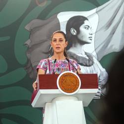 La presidenta de México, Claudia Sheinbaum, habla durante su rueda de prensa diaria este viernes, en Acapulco estado de Guerrero (México).