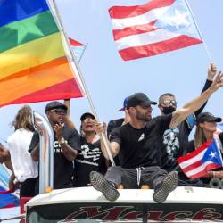 Ricky Martin, ondeando una bandera del orgullo gay, se une a una protesta para exigir la renuncia del gobernador Ricardo Rosselló a su cargo, en San Juan, Puerto Rico, el 22 de julio de 2019.