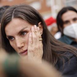 La reina Letizia, durante su visita a Paiporta este domingo.