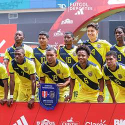 Jugadores de ambas selecciones disputando el balón.