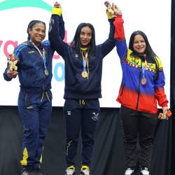 Jenifer Becerra celebrando su medalla de oro.