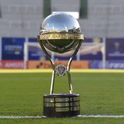 Trofeo de la Copa Sudamericana.