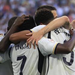 Jugadores del Real Madrid celebran un gol de Vinícius Júnior