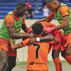 Jugadores de Libertad celebran un gol en Liga Pro