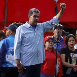 El presidente de Venezuela y aspirante a la reelección, Nicolás Maduro, saluda a los asistentes al cierre de su campaña este jueves, en Caracas.