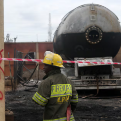 n bombero se para frente a una gasolinera después de una explosión de gas en Lagos (Nigeria).