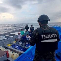 Sujetos fueron detenidos en una embarcación en altamar.