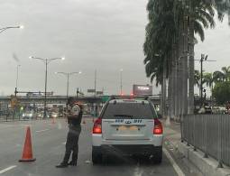 Las autoridades intensifican controles en los centros comerciales por el Black Friday en Guayaquil.