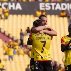 Octavio Rivero celebra su gol con Adonis Preciado en el partido entre Barcelona SC y Mushuc Runa por la Liga Pro