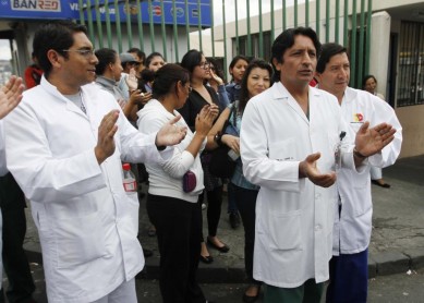 160 médicos de Quito y Ambato renunciaron en rechazo al Código Penal