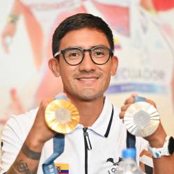 Daniel Pintado exhibe sus dos medallas olímpicas que ganó en París 2024