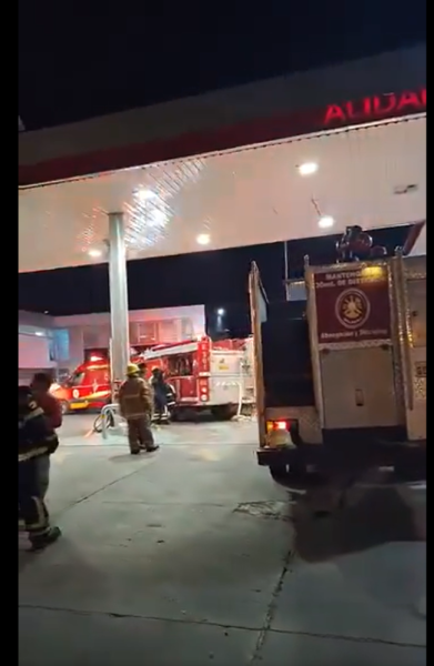 Bomberos del cantón Milagro acudieron a la emergencia en una gasolinera y constataron que los dos trabajadores fallecieron.