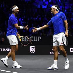 Roger Federer (D) y Rafael Nadal celebran la consecución de un punto durante su partido frente al equipo del Mundo, integrado por los estadounidenses Jack Sock y Frances Tiafoe, en la Copa Laver, el torneo de despedida del suizo, en septiembre de 2022