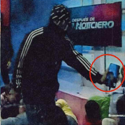 Fotografía de uno de los sospechosos en videollamada con alias Negro Willy.