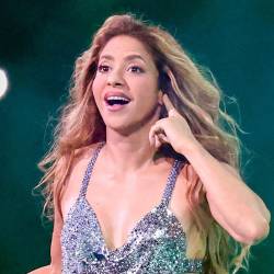 La cantante colombiana Shakira actúa en el escenario durante un espectáculo de medio tiempo en el partido de fútbol final del torneo Conmebol Copa América 2024 entre Argentina y Colombia en el Hard Rock Stadium, en Miami, Florida, el 14 de julio de 2024.