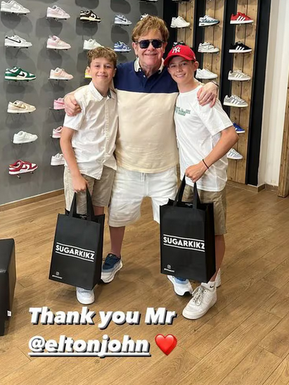 Fotografía compartida por la tienda de zapatos en Francia, de Elton John con sus dos hijos