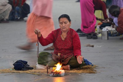 600.000 Hindúes celebran festividad bañándose en el Ganges