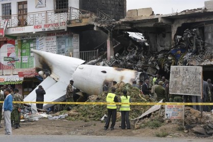 Un avión en Kenia se estrelló contra edificio