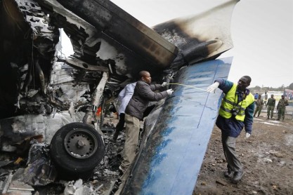 Un avión en Kenia se estrelló contra edificio