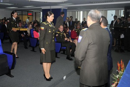 Ceremonia de ascenso a los capitanes de la unidad de policía