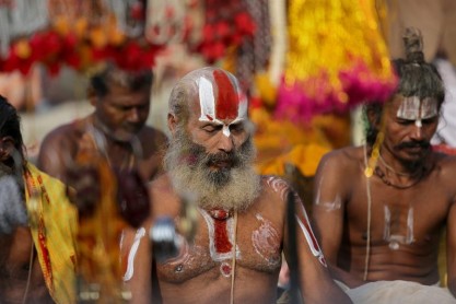 600.000 Hindúes celebran festividad bañándose en el Ganges