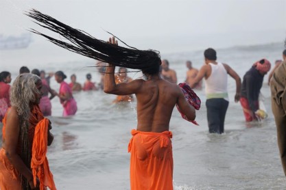 600.000 Hindúes celebran festividad bañándose en el Ganges